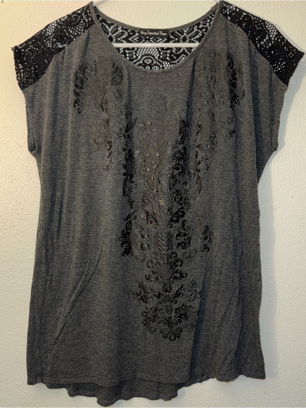 Y2K style Gray Lace-Shoulder Graphiv print Scoop Neck Top Women’s XL